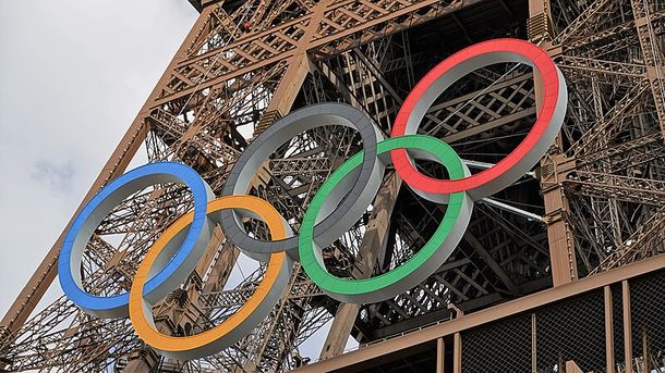 Olympic_rings_on_the_Eiffel_Tower_2024_(10).jpg